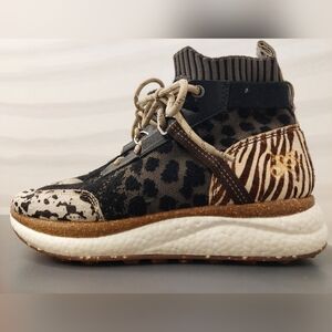 OTBT animal print w7.5